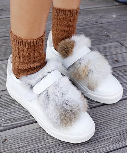 DHOLIC（ディーホリック）の「フェイクファーベルクロスニーカー（スニーカー・レディース・ブラック/ホワイト・225/230/235/240/245/250）」の2枚目の写真