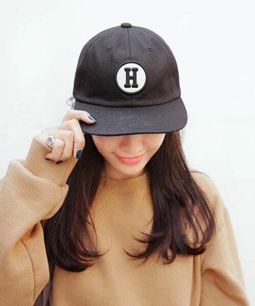 DHOLIC（ディーホリック）の「Hワッペンコットンキャップ（キャップ・レディース・ダークレッド/ネイビー/ブラック/ホワイト・FREE）」の3枚目の写真