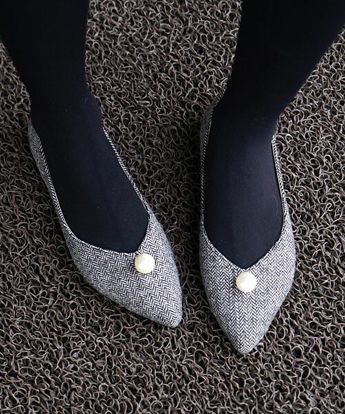 DHOLIC（ディーホリック）の「ヘリンボーンフェイクパールフラットシューズ（パンプス・レディース・カーキ/ブラウン/ブラック・225/230/235/240/245/250）」の2枚目の写真