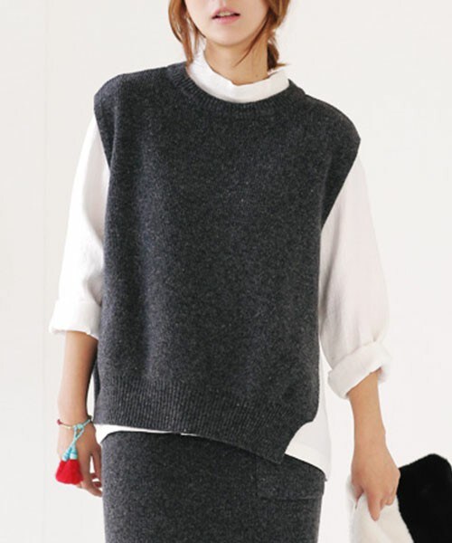 DHOLIC（ディーホリック）の「クルーネックサイドスリットニットベスト（ベスト・レディース・カーキ/グレー/ネイビー・FREE）」の2枚目の写真