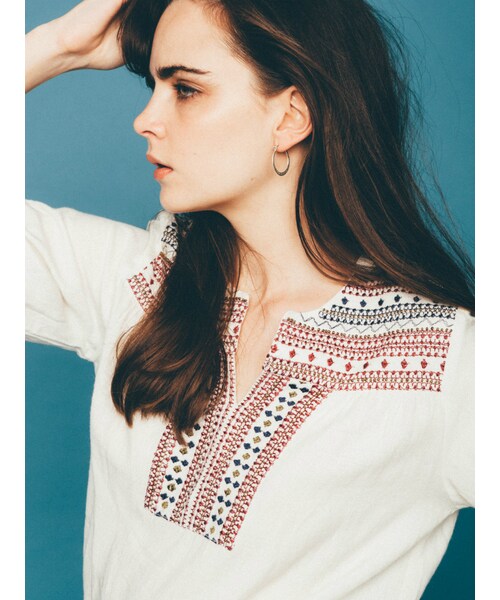 Ungrid(アングリッド)の「カラー刺繍ブラウス(トップス・レディース・オフホワイト/レッド/ネイビー・F)」の4枚目の写真