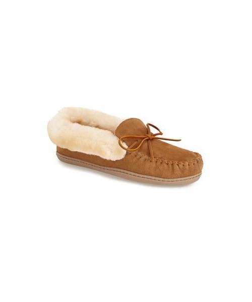 Minnetonka（ミネトンカ）の「Minnetonka 'Alpine' Genuine Shearling Moccasin Slipper (Women)（シューズ・レディース・Red/Brown・10 M/11 M/5 M/6 M/7 M/8 M/9 M）」の1枚目の写真