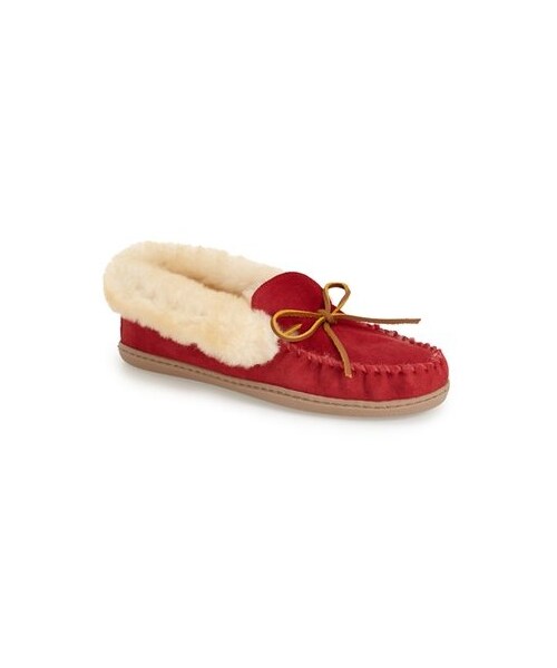 Minnetonka（ミネトンカ）の「Minnetonka 'Alpine' Genuine Shearling Moccasin Slipper (Women)（シューズ・レディース・Red/Brown・10 M/11 M/5 M/6 M/7 M/8 M/9 M）」の2枚目の写真