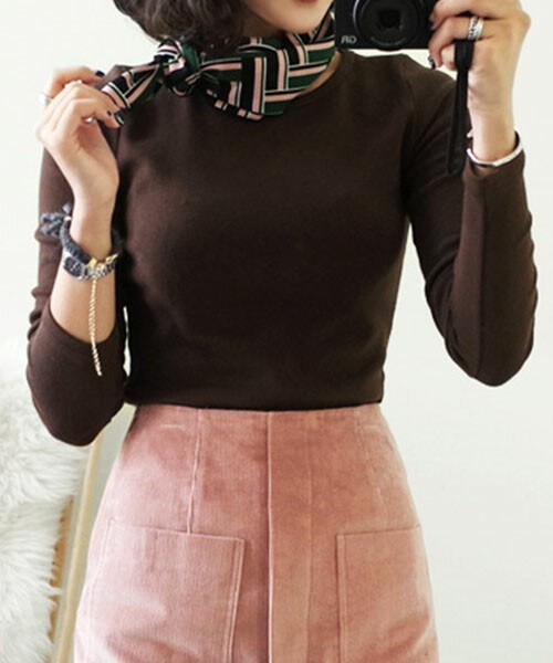 DHOLIC（ディーホリック）の「ソリッドカラーベーシックラウンドネックTシャツ（Tシャツ/カットソー・レディース・グレー/ダークベージュ/ディープカーキ/ネイビー/ブラウン/ブラック/ブラックグレー/ホワイトアイボリー/ライトベージュ/ワイン・FREE）」の5枚目の写真