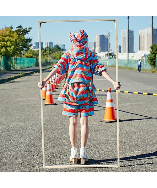 AlexanderLeeChang(アレキサンダーリーチャン)の「Pinyapple Pullover Hoodie(ジャケット/アウター・Black/Blue x Red・2 (予約可能)/3 (予約可能))」の5枚目の写真