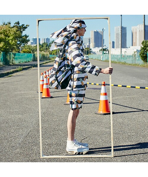 AlexanderLeeChang(アレキサンダーリーチャン)の「Pinyapple Pullover Hoodie(ジャケット/アウター・Black/Blue x Red・2 (予約可能)/3 (予約可能))」の4枚目の写真