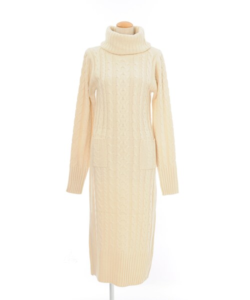 Luz Llena（ラズレナ）の「ケーブル編みタートルネックロングニット  