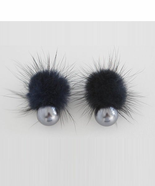 DHOLIC(ディーホリック)の「フェイクパール&ファーピアス(ピアス(両耳用)・レディース・アイボリー/ダークネイビー/ブラック/ワイン・ONE)」の3枚目の写真