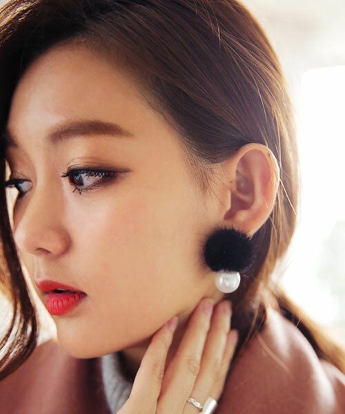 DHOLIC(ディーホリック)の「フェイクパール&ファーピアス(ピアス(両耳用)・レディース・アイボリー/ダークネイビー/ブラック/ワイン・ONE)」の2枚目の写真