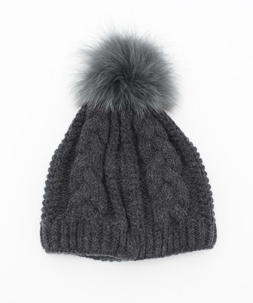 fredy emue（フレディエミュ）の「McBURN FOXポンポンケーブルニット帽