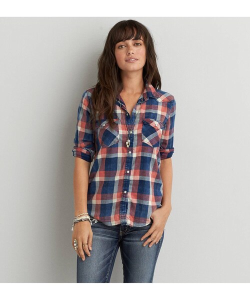 American Eagle(アメリカンイーグル)の「AEOウォッシュドボーイフレンドウェスタンシャツ(シャツ/ブラウス・レディース・レッド・XXS/XS/S/M/L/XL)」の1枚目の写真