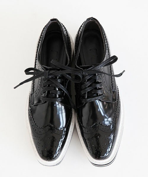 DHOLIC（ディーホリック）の「エナメルウィングチップシューズ（ドレスシューズ・レディース・シルバー/ブラック/ワイン・225/230/235/240/245/250）」の2枚目の写真