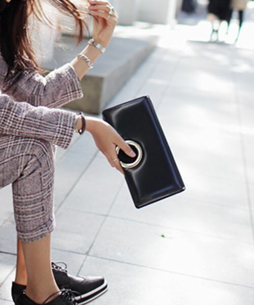 DHOLIC(ディーホリック)の「ツーマテリアルメタリックポイントスクエアーバッグ(クラッチバッグ・レディース・カーキ/ブラウン/ブラック/ベージュ/ワイン・ONE)」の2枚目の写真