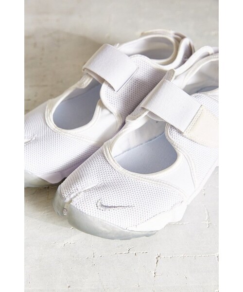 NIKE（ナイキ）の「Nike Air Rift Running Sneaker（スニーカー・レディース・White・6/7/8/9/10）」の4枚目の写真