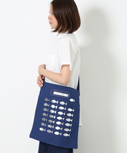 FRAPBOIS(フラボア)の「【FRAPBOIS×anAcorn】おさかなBAG(ショルダーバッグ・レディース・ホワイト/ネイビー・FREE)」の1枚目の写真