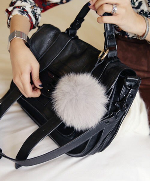 DHOLIC（ディーホリック）の「リアルフォックスファーポンポンキーリング（キーケース/キーアクセサリー・レディース・グリーン/グレー/ディープスカイブルー/ピンク/ブラック/ベージュ/ホワイト/レッド・ONE）」の4枚目の写真