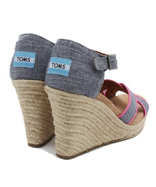 TOMS（トムス）の「ウィメンズ トムス ストラップ ウェッジサンダル TOMS W STRAPPY WEDGES（サンダル・レディース・ブラック/ベージュ/オレンジ/ブルー/ライトブルー・23cm/24.5cm/22.5cm/23.5cm/22cm/24cm）」の8枚目の写真