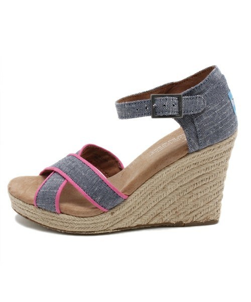 TOMS（トムス）の「ウィメンズ トムス ストラップ ウェッジサンダル TOMS W STRAPPY WEDGES（サンダル・レディース・ブラック/ベージュ/オレンジ/ブルー/ライトブルー・23cm/24.5cm/22.5cm/23.5cm/22cm/24cm）」の6枚目の写真