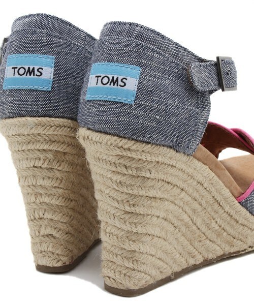 TOMS（トムス）の「ウィメンズ トムス ストラップ ウェッジサンダル TOMS W STRAPPY WEDGES（サンダル・レディース・ブラック/ベージュ/オレンジ/ブルー/ライトブルー・23cm/24.5cm/22.5cm/23.5cm/22cm/24cm）」の11枚目の写真
