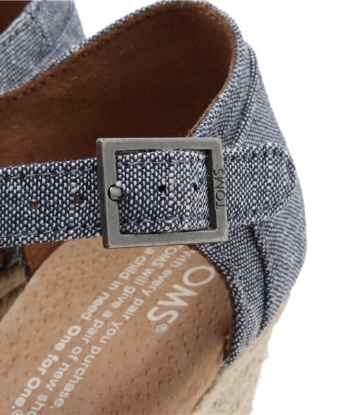 TOMS（トムス）の「ウィメンズ トムス ストラップ ウェッジサンダル TOMS W STRAPPY WEDGES（サンダル・レディース・ブラック/ベージュ/オレンジ/ブルー/ライトブルー・23cm/24.5cm/22.5cm/23.5cm/22cm/24cm）」の10枚目の写真