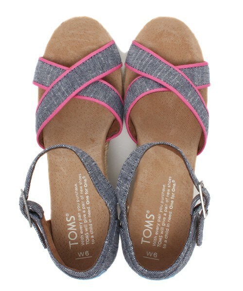 TOMS（トムス）の「ウィメンズ トムス ストラップ ウェッジサンダル TOMS W STRAPPY WEDGES（サンダル・レディース・ブラック/ベージュ/オレンジ/ブルー/ライトブルー・23cm/24.5cm/22.5cm/23.5cm/22cm/24cm）」の12枚目の写真