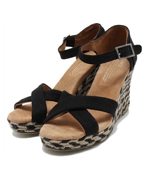 TOMS（トムス）の「ウィメンズ トムス ストラップ ウェッジサンダル TOMS W STRAPPY WEDGES（サンダル・レディース・ブラック/ベージュ/オレンジ/ブルー/ライトブルー・23cm/24.5cm/22.5cm/23.5cm/22cm/24cm）」の2枚目の写真