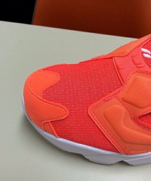 Reebok(リーボック)の「ユニセックス リーボック インスタポンプ テック オレンジ ケブラー素材 Reebok INSTAPUMP FURY TECH M46319(スニーカー・メンズ・オレンジ・22cm/23cm/23.5cm/24cm/24.5cm/26cm/26.5cm/27cm/27.5cm/28.5cm/29cm/28cm)」の2枚目の写真