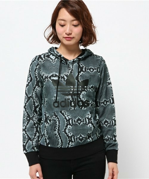 adidas（アディダス）の「ウィメンズ アディダス スネーク柄 パーカー