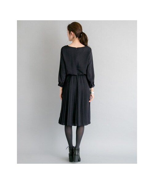 URBAN RESEARCH（アーバンリサーチ）の「プリーツ切替ワンピース（ワンピース/ドレス・レディース・NAVY/MUSTARD/RENGA・FREE）」の17枚目の写真