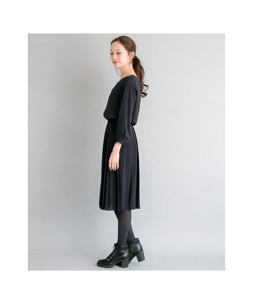 URBAN RESEARCH（アーバンリサーチ）の「プリーツ切替ワンピース（ワンピース/ドレス・レディース・NAVY/MUSTARD/RENGA・FREE）」の16枚目の写真