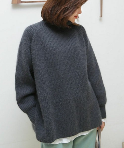 DHOLIC（ディーホリック）の「アンゴラ混ハイネックスリットニットプルオーバー（ニット/セーター・レディース・カーキ/ダークグレー/ピーチ/ライトグレー・FREE）」の2枚目の写真