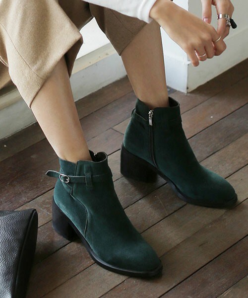 DHOLIC（ディーホリック）の「バックルポイントショートブーツ（ブーツ・レディース・グレーベージュ/ディープグリーン/ブラック・225/230/235/240/245/250）」の3枚目の写真