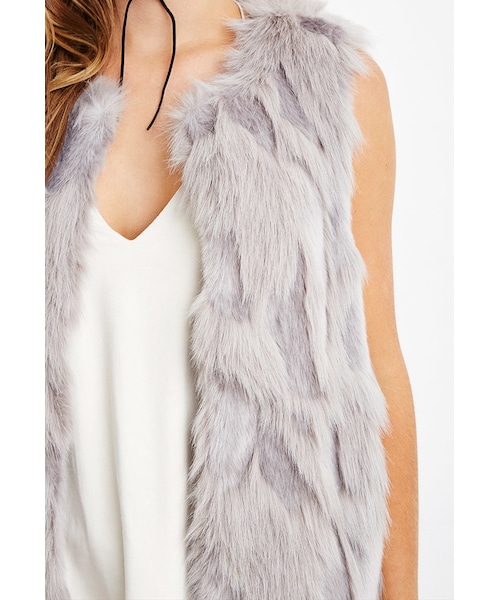 FOREVER 21（フォーエバー トゥエンティーワン）の「フェイクファーベスト（ジャケット/アウター・レディース・GREY・Small/Medium/Large）」の5枚目の写真