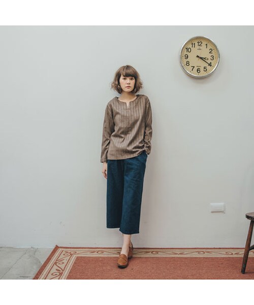 QUEEN SHOP（クイーンショップ）の「盛行的男孩感寬褲持續燃燒是修飾下半身的首選單品上身可以選擇半紮式穿法搭配素T就可以輕便出門唷！（パンツ・レディース・深藍/中藍・S/M）」の5枚目の写真