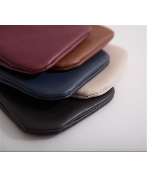 QUEEN SHOP（クイーンショップ）の「使用較筆挺的合成皮革製成素面款式散發高質感百搭造型供妳多色選擇~小巧玲瓏的輪廓外型攜帶出門更便利囉！（バッグ・レディース・黑/白/藍/棗紅/棕・F）」の10枚目の写真