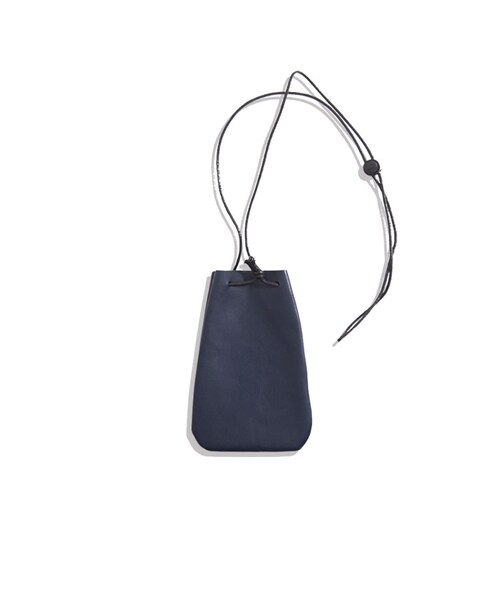 QUEEN SHOP（クイーンショップ）の「使用較筆挺的合成皮革製成素面款式散發高質感百搭造型供妳多色選擇~小巧玲瓏的輪廓外型攜帶出門更便利囉！（バッグ・レディース・黑/白/藍/棗紅/棕・F）」の2枚目の写真