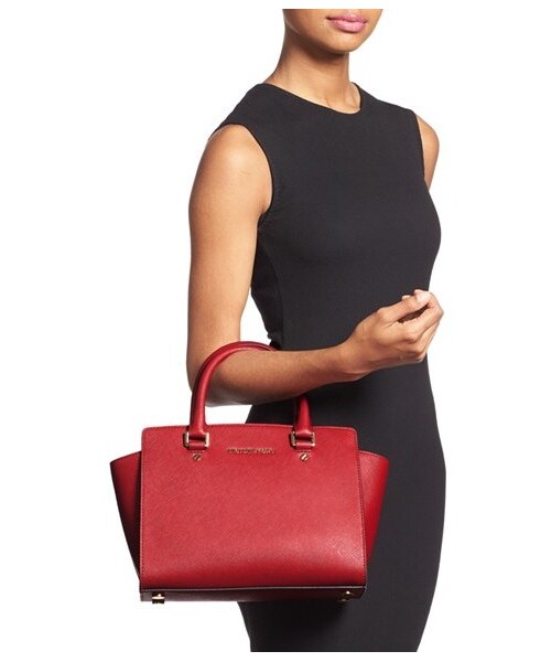 MICHAEL KORS(マイケルコース)の「MICHAEL Michael Kors 'Selma Medium' Zip Top Satchel(ショルダーバッグ・レディース・Black/Red・Regular)」の5枚目の写真
