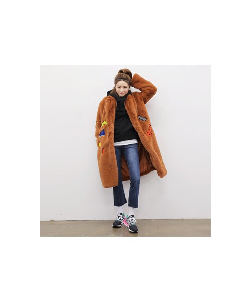 STYLENANDA（スタイルナンダ）の「ワッペンデコロングファーコート 