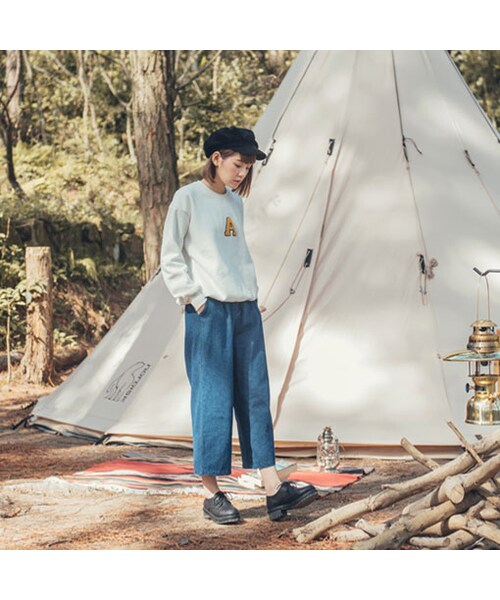 QUEEN SHOP（クイーンショップ）の「Made in Korea撞色字母造型 成為衣著吸睛重點簡單的帶出質感品味~透過舒適柔軟的面料達到自在的穿著感受下身百褶裙搭配短襪+布鞋 享受不一樣的混搭風格囉！（トップス・レディース・白/藍・F）」の2枚目の写真