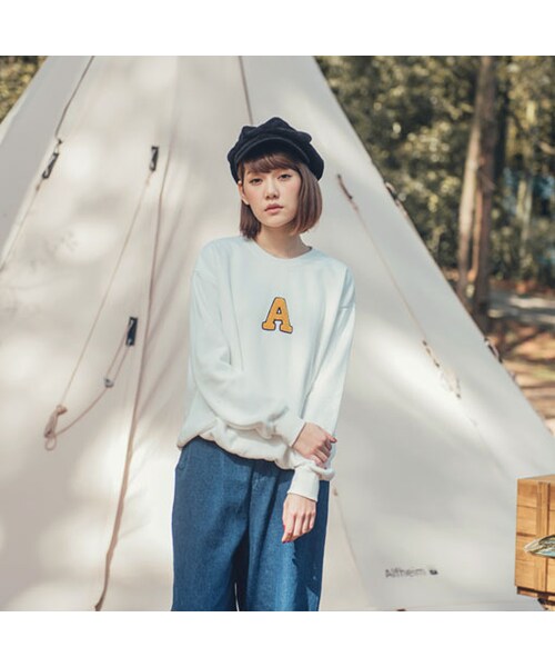 QUEEN SHOP（クイーンショップ）の「Made in Korea撞色字母造型 成為衣著吸睛重點簡單的帶出質感品味~透過舒適柔軟的面料達到自在的穿著感受下身百褶裙搭配短襪+布鞋 享受不一樣的混搭風格囉！（トップス・レディース・白/藍・F）」の3枚目の写真