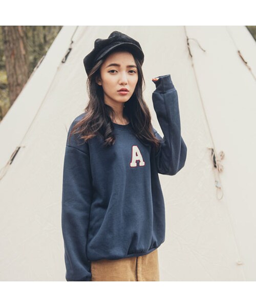 QUEEN SHOP（クイーンショップ）の「Made in Korea撞色字母造型 成為衣著吸睛重點簡單的帶出質感品味~透過舒適柔軟的面料達到自在的穿著感受下身百褶裙搭配短襪+布鞋 享受不一樣的混搭風格囉！（トップス・レディース・白/藍・F）」の6枚目の写真