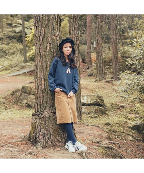 QUEEN SHOP（クイーンショップ）の「Made in Korea撞色字母造型 成為衣著吸睛重點簡單的帶出質感品味~透過舒適柔軟的面料達到自在的穿著感受下身百褶裙搭配短襪+布鞋 享受不一樣的混搭風格囉！（トップス・レディース・白/藍・F）」の5枚目の写真