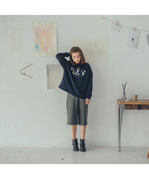 QUEEN SHOP（クイーンショップ）の「可愛玩味的華納家族驚嚇表情豐富了整體氛圍小立領設計內刷毛設計將它紮進褲頭裡蓬鬆的可愛感呈現冷冷的季節裡穿上立領的它一點都不遜色喔~（トップス・レディース・F・F）」の2枚目の写真