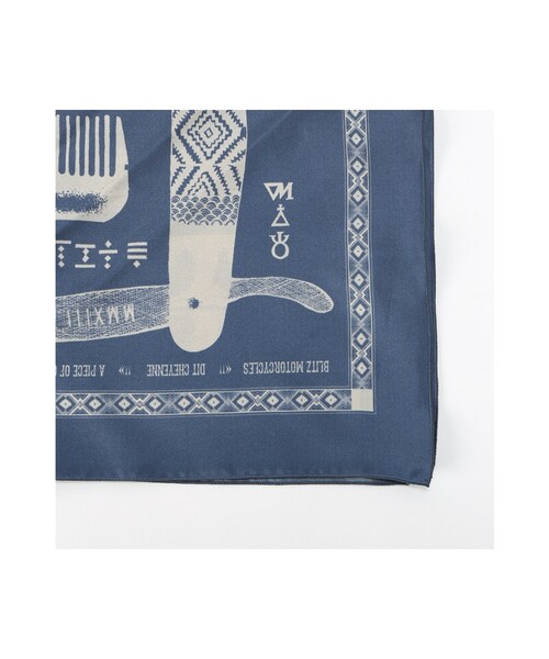 FRAMeWORK（フレームワーク）の「A PIECE OF CHICシルクスカーフ70*70（財布/小物・カーキ/ネイビー・フリー）」の3枚目の写真