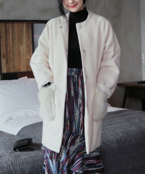 DHOLIC（ディーホリック）の「ラグランスリーブファーポケットコート（ノーカラージャケット・レディース・ブラック/アプリコット・FREE）」の2枚目の写真