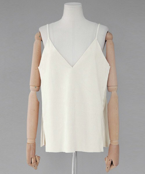 DHOLIC（ディーホリック）の「スエード調Vネックキャミソール（キャミソール・レディース・ブラック/ベージュ/クリーム・FREE）」の2枚目の写真