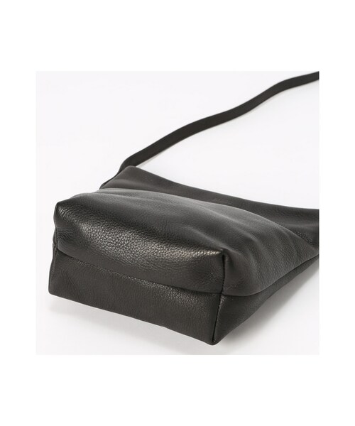 La TOTALITE（ラトータリテ）の「BAGGU レザーポシェット（バッグ・ブラック/キャメル/シルバー・フリー）」の7枚目の写真