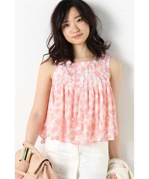 Noble（ノーブル）の「フラワープリントタックフレアーブラウス（トップス・ブルー A/ピンク A・フリー）」の2枚目の写真