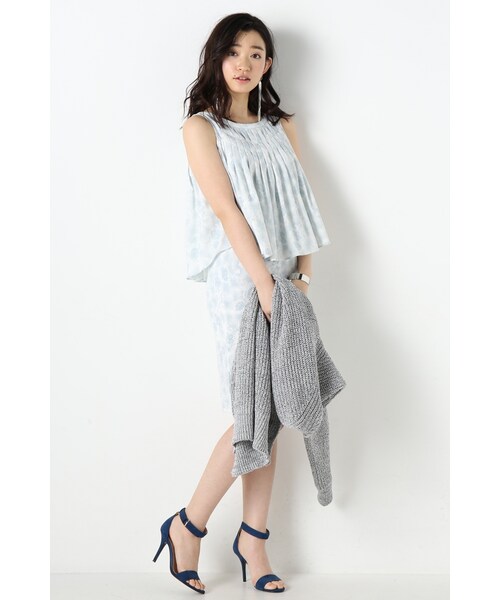 Noble（ノーブル）の「フラワープリントタックフレアーブラウス（トップス・ブルー A/ピンク A・フリー）」の6枚目の写真