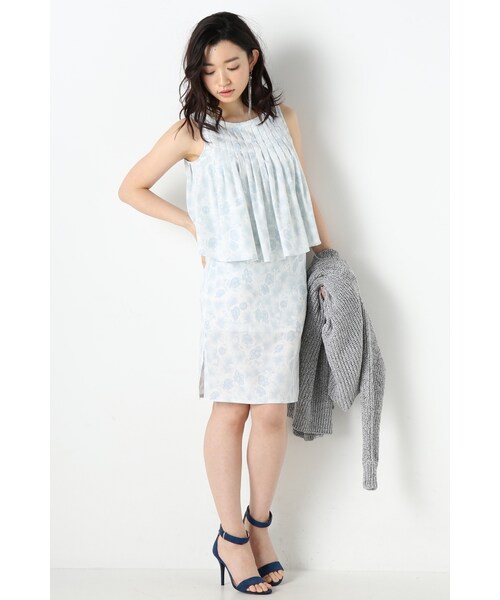 Noble（ノーブル）の「フラワープリントタックフレアーブラウス（トップス・ブルー A/ピンク A・フリー）」の5枚目の写真